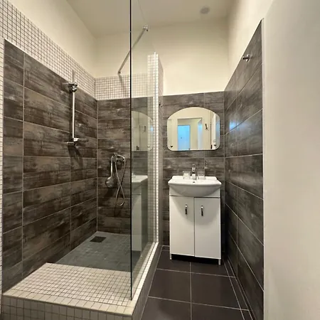 Apartment Centerpoint